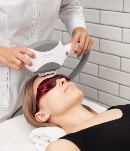 Frau während einer SECTUM® Radiofrequenz Behandlung