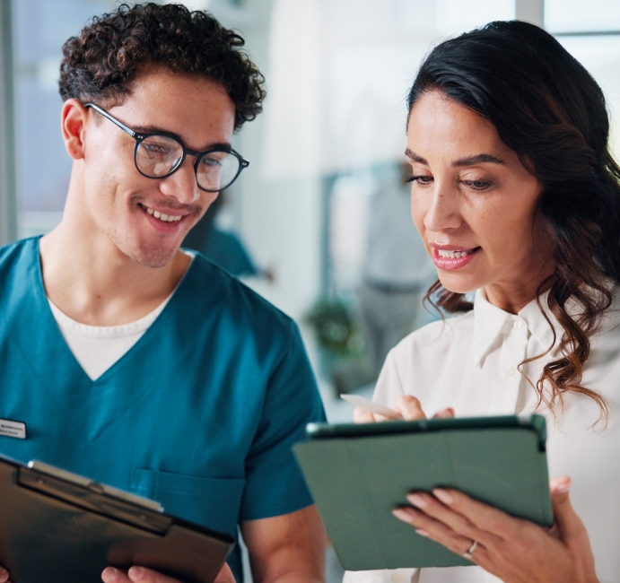 Medizinisches Team bei Besprechung mit Tablet und Clipboard