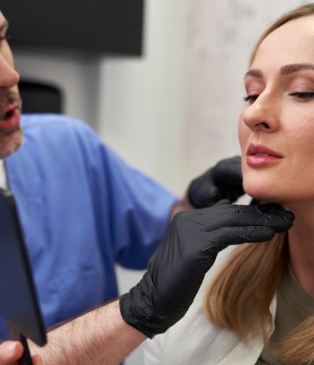 Frau bei Beratung vor Facelifting