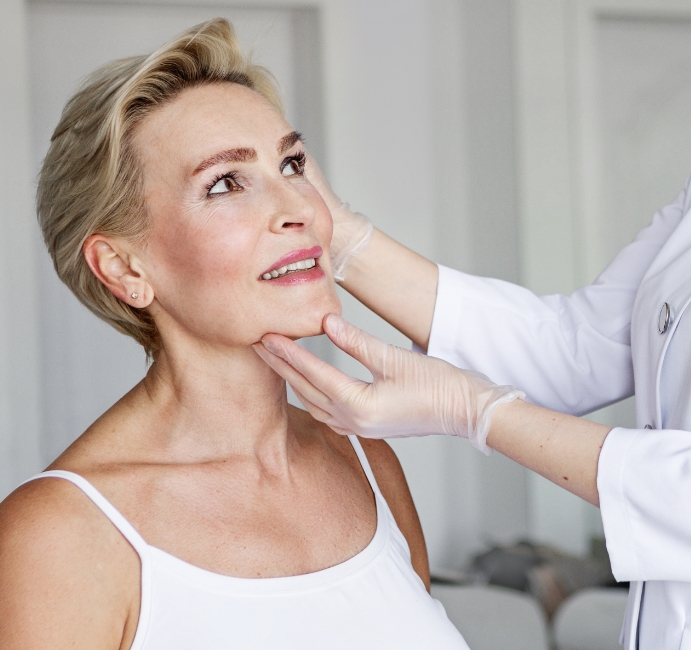 Gesichtsuntersuchung einer reifen Frau