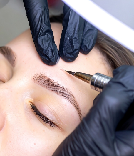 Nahaufnahme Behandlung der Augenbrauen zur Augenbrauentransplantation