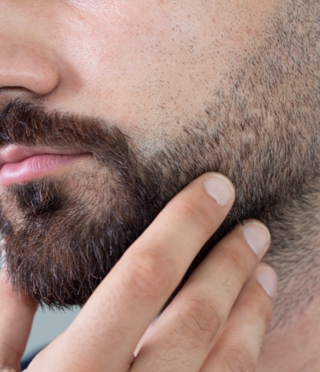 Nahaufnahme Männerhand an Bart