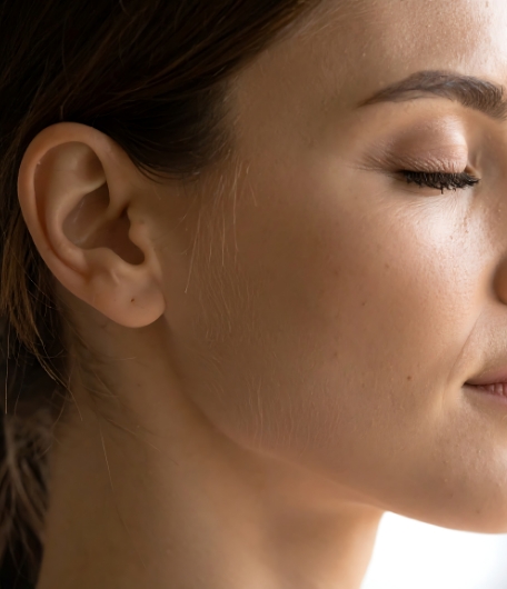 Seitliches Gesichtsportrait, Ohr mit Ohrloch steht für Piercingloch entfernen