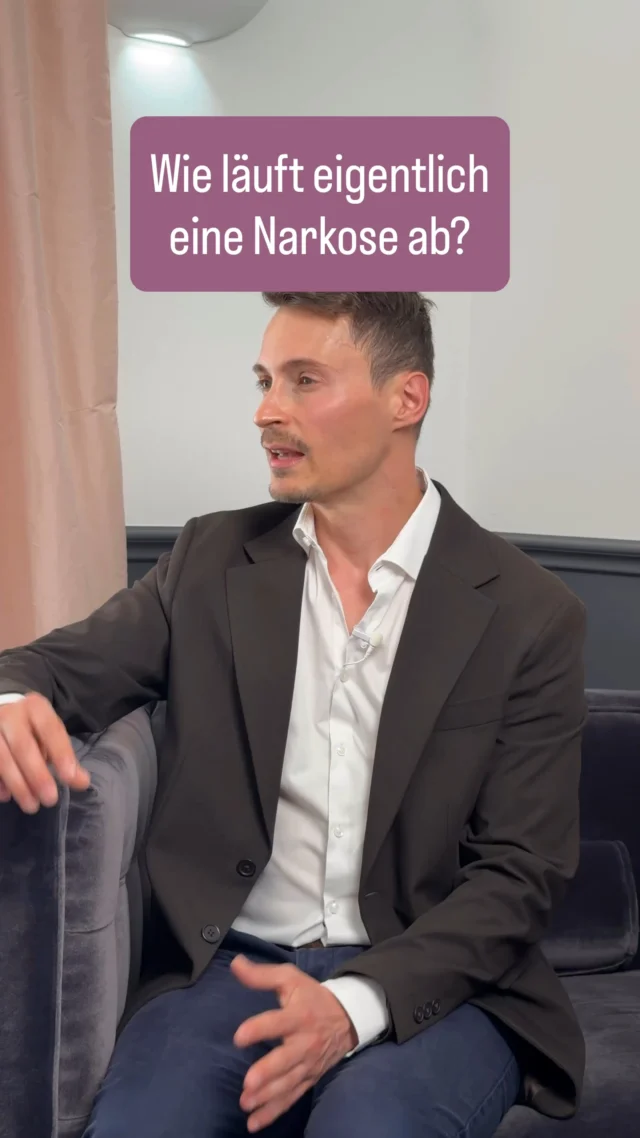 Wie läuft eine Narkose eigentlich ab? 💉

Viele Menschen haben vor einer Operation vor allem eine Frage: 

„Was passiert während der Narkose eigentlich mit mir?“

In unserem neuen Interview erklären Dr. Christian Beescho, Chefarzt der Schlosspark Klinik Ludwigsburg, und unser erfahrener Anästhesist Stephan Haas, wie eine Vollnarkose abläuft und worauf es dabei ankommt.

Während einer Narkose wirst du in einen kontrollierten schlafähnlichen Zustand versetzt, sodass du den Eingriff nicht bewusst wahrnimmst. Gleichzeitig werden alle wichtigen Vitalfunktionen wie Herzschlag, Blutdruck und Sauerstoffsättigung kontinuierlich überwacht.

In der Schlosspark Klinik setzen wir auf die totale intravenöse Narkose (TIVA). Dieses Verfahren lässt sich besonders präzise steuern und ist für viele Patientinnen und Patienten sehr gut verträglich. Auch wenn diese Form der Anästhesie technisch anspruchsvoller ist, bietet sie eine besonders kontrollierte und individuelle Anpassung während des Eingriffs.

Unser Ziel ist es, dir ein sicheres Gefühl zu geben – von der ersten Beratung bis zur Nachsorge. Deshalb nehmen wir uns vor jeder Operation Zeit, alle Fragen rund um die Narkose und den Ablauf ausführlich zu besprechen.

📲 Folge uns für mehr Wissen rund um Narkosen, plastisch-ästhetische Chirurgie und spannende Einblicke hinter die Kulissen unserer Klinik.

#SchlossparkKlinik #Narkose