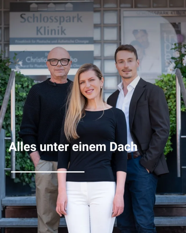 Eine plastisch-ästhetische Behandlung ist oft mit vielen Fragen, Erwartungen und manchmal auch Unsicherheiten verbunden. Umso wichtiger ist es, einen Ort zu haben, an dem man sich von Anfang an gut aufgehoben fühlt. 🤍

Deshalb finden bei uns alle wichtigen Schritte an einem Ort statt – vom ersten Beratungsgespräch über die individuelle Planung und die Operation bis hin zur Nachsorge.

Das bedeutet nicht nur kurze Wege. Es bedeutet vor allem, dass Du während deiner gesamten Behandlung von Menschen begleitet wirst, die deine Geschichte kennen, deine Fragen beantworten und sich Zeit für deine Anliegen nehmen. Du musst dich nicht immer wieder auf neue Ansprechpartner einstellen, sondern kannst Schritt für Schritt Vertrauen zu unserem Team aufbauen. 

Für uns gehören medizinische Kompetenz und moderne Behandlungsmethoden genauso dazu wie Empathie, Transparenz und eine ehrliche Beratung. Denn eine gute Behandlung endet nicht mit dem Eingriff. Sie umfasst auch die Zeit davor und danach – wenn Begleitung, Sicherheit und persönliche Betreuung besonders wichtig sind.

Hast du Fragen zu einer Behandlung oder möchtest mehr über den Ablauf erfahren? Schreibe uns gerne eine Nachricht oder besuche uns auf unserer Website: www.schlosspark-klinik.de

#SchlossparkKlinik #PlastischeChirurgie #ÄsthetischeChirurgie