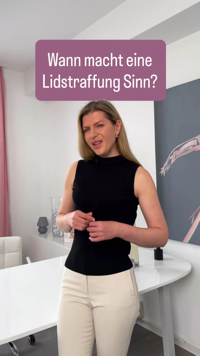 Wann macht eine Augenlidstraffung Sinn? 👁️✨

Du fragst dich, ob eine Augenlidstraffung für dich infrage kommt? Der richtige Zeitpunkt hängt nicht nur vom Alter ab, sondern vor allem davon, wie stark sich die Veränderungen am Oberlid bemerkbar machen.

Eine Oberlidstraffung kann sinnvoll sein, wenn:

✨ sich überschüssige Haut am Oberlid bildet
Durch den Hautüberschuss kann die natürliche Lidkontur verändert werden und der Blick kann müder oder schwerer wirken.

✨ die Haut die Lidfalte zunehmend überlagert oder beeinflusst
Wenn die Hautfalte die natürliche Lidfurche verdeckt oder nach unten zieht, kann dies als störend empfunden werden.

✨ das Schminken schwieriger wird
Viele bemerken die Veränderung beispielsweise dadurch, dass Lidschatten oder Eyeliner nicht mehr wie gewohnt aufgetragen werden können.

✨ es im fortgeschrittenen Stadium zu Sichtfeldeinschränkungen kommt
Bei stärker ausgeprägtem Hautüberschuss kann die Funktion beeinträchtigt werden und das Gesichtsfeld eingeschränkt sein.

Eine Lidstraffung ist immer eine individuelle Entscheidung. In einem persönlichen Beratungsgespräch wird gemeinsam geprüft, welche Behandlung zu deinen Voraussetzungen und Wünschen passt.

📩 Du möchtest wissen, ob eine Augenlidstraffung für dich sinnvoll sein könnte? Melde dich gerne für weitere Informationen oder vereinbare dein persönliches Beratungsgespräch.

#SchlossparkKlinik #Augenlidstraffung