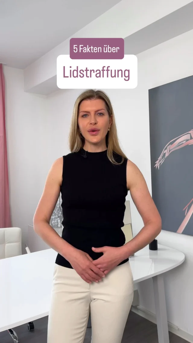 5 Fakten über Lidstraffung, die du kennen solltest 👁️

Die Lidstraffung gehört zu den häufigsten Eingriffen in der plastisch-ästhetischen Chirurgie. Trotzdem gibt es rund um die Behandlung viele Fragen und Unsicherheiten.

Hier kommen fünf Fakten:

1️⃣ Die Oberlidstraffung zählt zu den häufigsten ästhetischen Eingriffen
Durch den natürlichen Alterungsprozess kann überschüssige Haut am Oberlid entstehen und den Blick müder wirken lassen.

2️⃣ Die Narbe bei einer Oberlidstraffung ist meist kaum sichtbar
Der Schnitt wird gezielt in die natürliche Lidfurche gelegt. Dadurch liegt die spätere Narbe in einer vorhandenen Hautfalte und fällt nach der Heilung häufig kaum auf.

3️⃣ Eine Lidstraffung kann mit weiteren Eingriffen kombiniert werden
Bei einer Oberlidstraffung wird beispielsweise häufig auch ein Augenbrauenlifting in derselben Sitzung durchgeführt, wenn dies individuell sinnvoll ist.

4️⃣ Bei einer Unterlidstraffung können Tränensäcke mitbehandelt werden
Dabei geht es nicht nur um überschüssige Haut, sondern auch um die Korrektur von Veränderungen im Bereich der Unterlider.

5️⃣ Eine Lidstraffung wird in der Regel ambulant durchgeführt werden
Nach dem Eingriff erfolgt eine kurze Überwachungszeit. Wenn alles unauffällig ist, kannst du die Klinik anschließend wieder verlassen.

Die Lidstraffung gilt als vergleichsweise risikoarmer Eingriff – ganz ausschließen lassen sich Risiken und Komplikationen aber nie. Eine ausführliche Beratung und Aufklärung ist deshalb entscheidend, um die passende Behandlung für deine individuelle Situation zu finden.

💬 Schreib uns in die Kommentare: Hast du bereits Erfahrungen mit einer Lidstraffung gemacht?

#schlossparkklinik #lidstraffung #oberlidstraffung #unterlidstraffung