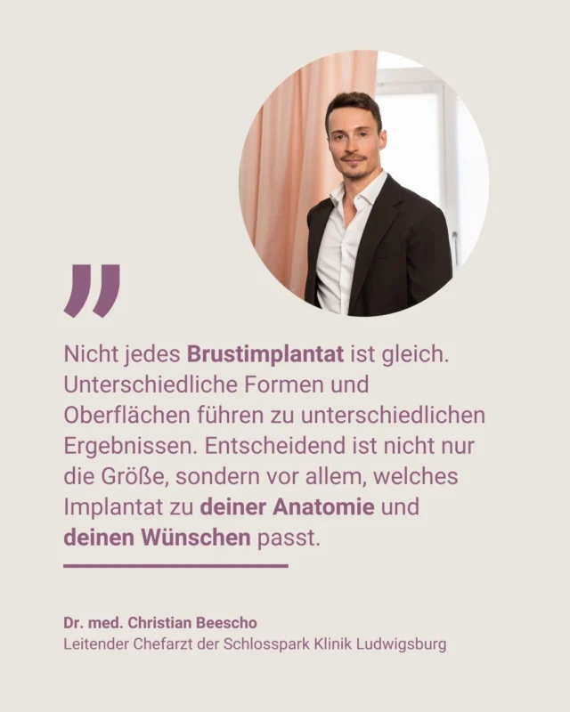 Rund oder tropfenförmig – welche Brustimplantate gibt es eigentlich? 🤍

Viele denken bei Brustimplantaten zuerst an die Größe. In der Beratung zeigt sich jedoch schnell: Die Form des Implantats hat oft einen noch größeren Einfluss auf das spätere Ergebnis. Grundsätzlich unterscheidet man vor allem zwischen runden und tropfenförmigen (anatomischen) Implantaten.

Runde Implantate sorgen häufig für mehr Fülle im oberen Brustbereich. Sie können ein besonders volles Dekolleté erzeugen und werden oft gewählt, wenn eine deutlichere Betonung der Brust gewünscht ist. Tropfenförmige Implantate sind unten etwas voller und oben flacher. Dadurch kann die Brustform häufig natürlicher wirken – vor allem bei schlanken Patientinnen oder wenn nur wenig eigenes Brustgewebe vorhanden ist.

Doch die Form allein entscheidet nicht über das Ergebnis. Ebenso wichtig sind:

✨ die Breite deiner Brust 

✨ die Qualität deines Gewebes 

✨ die Hautelastizität 

✨ die gewünschte Projektion 

✨ und natürlich deine persönlichen Wünsche

Interessant ist: Auch mit einem runden Implantat kann ein sehr natürliches Ergebnis erreicht werden, wenn es zur Anatomie passt. Umgekehrt ist ein anatomisches Implantat nicht automatisch die bessere Wahl.

Deshalb gibt es nicht das beste Implantat für alle, sondern nur das Implantat, das am besten zu dir passt. Eine individuelle Analyse ist entscheidend, um ein Ergebnis zu erzielen, das harmonisch aussieht und langfristig stabil bleibt.

📌Speichere dir den Beitrag gerne ab, wenn du dich mit dem Thema Brustimplantate beschäftigst oder noch unsicher bist, welche Implantatform für dich infrage kommen könnte.

#schlossparkklinik #Brustimplantate