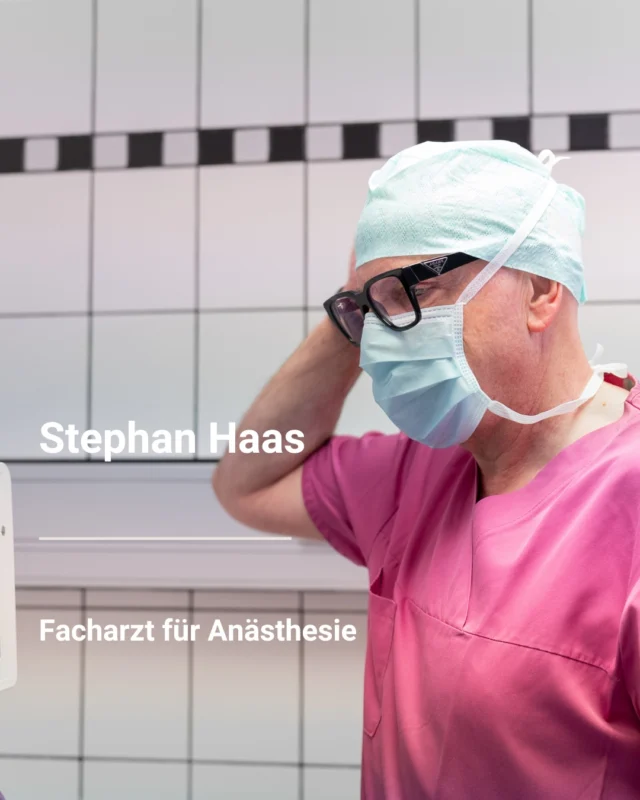 „Was die Anästhesie in der Schlosspark Klinik besonders macht, ist die Kombination aus moderner Technik und echter menschlicher Nähe.“ – Stephan Haas

In der Schlosspark Klinik setzen wir bei vielen Eingriffen auf die TIVA (totale intravenöse Anästhesie) – eine moderne Form der Vollnarkose, bei der die Narkosemedikamente ausschließlich über die Vene verabreicht werden.

Für viele Patientinnen und Patienten bedeutet das ein besonders sanftes Einschlafen, eine präzise steuerbare Narkose und häufig ein angenehmeres Aufwachen nach dem Eingriff.

Doch moderne Anästhesie ist für uns mehr als Technik. Entscheidend ist, dass Sie sich vor, während und nach der Behandlung sicher, verstanden und gut begleitet fühlen. Genau diese Verbindung aus medizinischer Präzision und persönlicher Betreuung macht die Anästhesie in der Schlosspark Klinik aus.

# SchlossparkKlinik #TIVA #Anästhesie