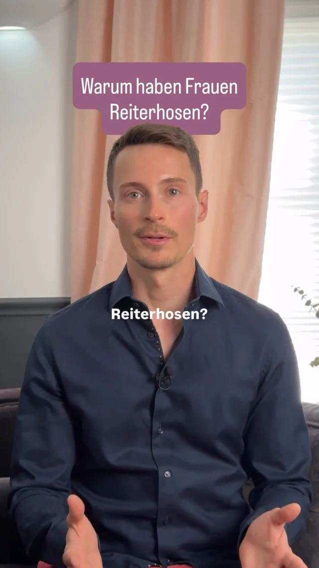 Warum haben viele Frauen sogenannte „Reiterhosen“? 

Die Antwort liegt vor allem in der unterschiedlichen Fettverteilung von Mann und Frau.

Beim Mann wird Fett typischerweise eher im Bauchraum eingelagert, also als viszerales Fett zwischen den Organen. Deshalb entsteht bei Männern häufig der klassische Bauchansatz.

Bei Frauen werden Fettdepots dagegen häufiger an den Oberschenkeln, am Po und am äußeren Bauch gespeichert – also außerhalb der Bauchmuskulatur. Diese Verteilung ist hormonell beeinflusst und biologisch völlig normal.

Deshalb können sogenannte Reiterhosen auch bei schlanken Frauen auftreten. Sie sind oft nicht einfach nur „zu viel Fett“, sondern Ausdruck der individuellen Fettverteilung und Gewebestruktur.

Wichtig zu wissen: Sport kann die Muskulatur stärken und die Körperform verbessern, aber die Stellen, an denen der Körper bevorzugt Fett speichert, lassen sich nur begrenzt gezielt verändern.

📌 Speichere dir das Reel gerne ab, wenn du verstehen möchtest, warum Reiterhosen häufig genetisch und hormonell mitbedingt sind.

#SchlossparkKlinik #Reiterhosen