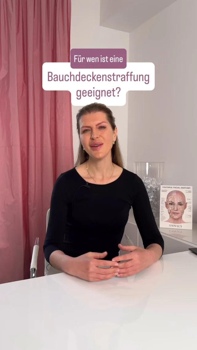 Für wen eignet sich eigentlich eine Bauchdeckenstraffung? Eine Frage, die uns sehr häufig erreicht – und die Antwort ist individueller, als man zunächst denkt. 🤍

Eine Bauchdeckenstraffung ist vor allem dann sinnvoll, wenn überschüssige Haut- und Bindegewebsstruktur im Bauchbereich vorliegt, die sich durch Sport und gesunde Ernährung allein nicht mehr straffen lässt. Das betrifft häufig Menschen nach starkem Gewichtsverlust, nach einer oder mehreren Schwangerschaften oder mit zunehmendem Alter, wenn die Haut natürlicherweise an Elastizität verliert.

Auch ein sogenannter Rektusdiastase – also ein Auseinanderweichen der geraden Bauchmuskulatur, wie es nach Schwangerschaften vorkommen kann – ist ein häufiger Grund für den Eingriff. Hier wird im Rahmen der OP oft gleichzeitig die Muskulatur wieder zusammengeführt.

Wichtig zu wissen: Eine Bauchdeckenstraffung ist kein Mittel zur Gewichtsreduktion, sondern eine Konturierungsmethode für überschüssige Haut. Ideal geeignet sind daher Personen, die ihr Gewicht bereits über einen längeren Zeitraum stabil halten – idealerweise erst nach abgeschlossener Familienplanung, da eine erneute Schwangerschaft das Ergebnis wieder verändern würde.

Auch der allgemeine Gesundheitszustand spielt eine Rolle: Ein stabiler Gesundheitszustand, Nichtraucher-Status bzw. ein rechtzeitiger Rauchstopp vor der OP sowie realistische Erwartungen an das Ergebnis sind wichtige Voraussetzungen für einen guten Heilungsverlauf.

Melde dich gerne bei Fragen: info@schlosspark-klinik.com

#schlossparkKlinik #bauchdeckenstraffung