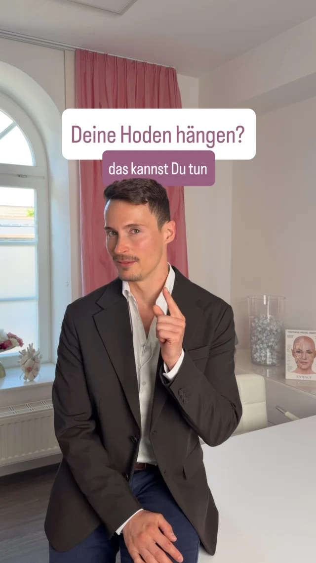 Ein Thema, über das noch zu selten offen gesprochen wird: die Hodensackstraffung. 🤍

Mit zunehmendem Alter, durch Gewichtsveränderungen oder aus genetischer Veranlagung kann sich die Haut des Hodensacks dehnen und an Elastizität verlieren. Für viele Betroffene ist das nicht nur ästhetisch, sondern auch im Alltag – etwa beim Sport oder bei bestimmter Kleidung – spürbar unangenehm.

Bei einer Hodensackstraffung wird überschüssige, erschlaffte Haut entfernt und der Hodensack wieder gestrafft. Der Eingriff erfolgt individuell angepasst an die jeweilige Ausgangssituation und wird ambulant oder stationär durchgeführt.

Wichtig zu wissen: Wie bei jedem operativen Eingriff gibt es auch hier allgemeine Risiken (z. B. Blutungen, Infektionen, Wundheilungsstörungen), über die im persönlichen Gespräch ausführlich aufgeklärt wird. Auch die Nachsorge – Schonung, Kompressionswäsche, Kontrolltermine – spielt für den Heilungsverlauf eine wichtige Rolle.

Ob eine Hodensackstraffung für dich sinnvoll ist, lässt sich nur im Rahmen einer persönlichen Untersuchung und eines vertraulichen Beratungsgesprächs klären. Es gibt keinen Grund für Scham – dieses Thema betrifft mehr Männer, als viele denken.

Du hast Fragen? Schreib uns gerne hier direkt eine Nachricht.

#schlossparkklinik #hodensackstraffung