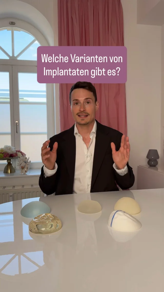 Welche Varianten von Implantaten gibt es?

Silikonimplantat ist nicht gleich Silikonimplantat. Neben Form und Größe unterscheiden sich Brustimplantate unter anderem durch ihre Oberfläche – und diese kann Einfluss darauf haben, wie sich das Implantat im Gewebe verhält.

Grundsätzlich gibt es verschiedene Varianten: von glatten über unterschiedlich stark mikrotexturierte bis hin zu makrotexturierten oder mit Polyurethan beschichteten Implantaten.

Glatte und sehr fein mikrotexturierte Implantate können sich im Gewebe leichter bewegen und dadurch eher verrutschen. Stärker texturierte oder mit Polyurethan beschichtete Implantate bieten dagegen mehr Haftung im Gewebe und damit eine höhere Positionsstabilität.

Der große Vorteil bei glatten Implantaten: sie irritiert das umliegende Brustgewebe weniger stark und kann dadurch mit einem geringeren Risiko für eine Kapselfibrose verbunden sein.

Welche Variante die richtige ist, lässt sich deshalb nicht pauschal beantworten. Entscheidend sind neben der Implantatoberfläche immer auch die individuelle Anatomie, das vorhandene Gewebe und das gewünschte Ergebnis.

📩 Wenn du nicht richtig weißt, welches Silikonimplantat das Richtige für dich ist, dann schreib uns gerne eine Nachricht.

#schlossparkklinik #brustimplantate