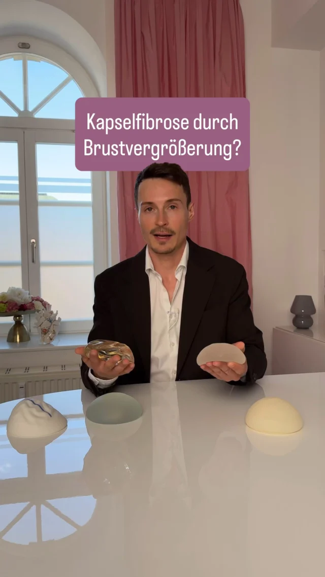 Kapselfibrose durch Brustvergrößerung – wie entsteht sie eigentlich? 🤔

Nach dem Einsetzen eines Brustimplantats reagiert der Körper ganz natürlich auf den Fremdkörper und bildet eine dünne Kapsel aus Bindegewebe um das Implantat. Das ist zunächst ein völlig normaler Vorgang.

Von einer Kapselfibrose spricht man erst dann, wenn sich diese Kapsel zunehmend verdickt und verhärtet. Dadurch kann sich die Brust fester anfühlen, ihre Form verändern oder – je nach Ausprägung – auch Schmerzen verursachen.

Wie hoch das Risiko dafür ist, hängt von verschiedenen Faktoren ab. Eine wichtige Rolle spielt unter anderem die Wahl des Implantats und insbesondere dessen Oberfläche. Denn unterschiedliche Implantatoberflächen können verschieden stark mit dem umliegenden Gewebe interagieren.

Genau deshalb sollte bei einer Brustvergrößerung nicht nur die gewünschte Größe oder Form im Mittelpunkt stehen. Auch die Eigenschaften des Implantats und die individuelle Ausgangssituation müssen bei der Auswahl berücksichtigt werden.

Wichtig: Eine Kapselfibrose kann auch viele Jahre nach einer Brustvergrößerung auftreten. Veränderungen an der Brust sollten deshalb immer ärztlich abgeklärt werden.

Du möchtest mehr erfahren? Schreib uns gerne eine Nachricht: info@schlosspark-klinik.de

#schlossparkklinik
