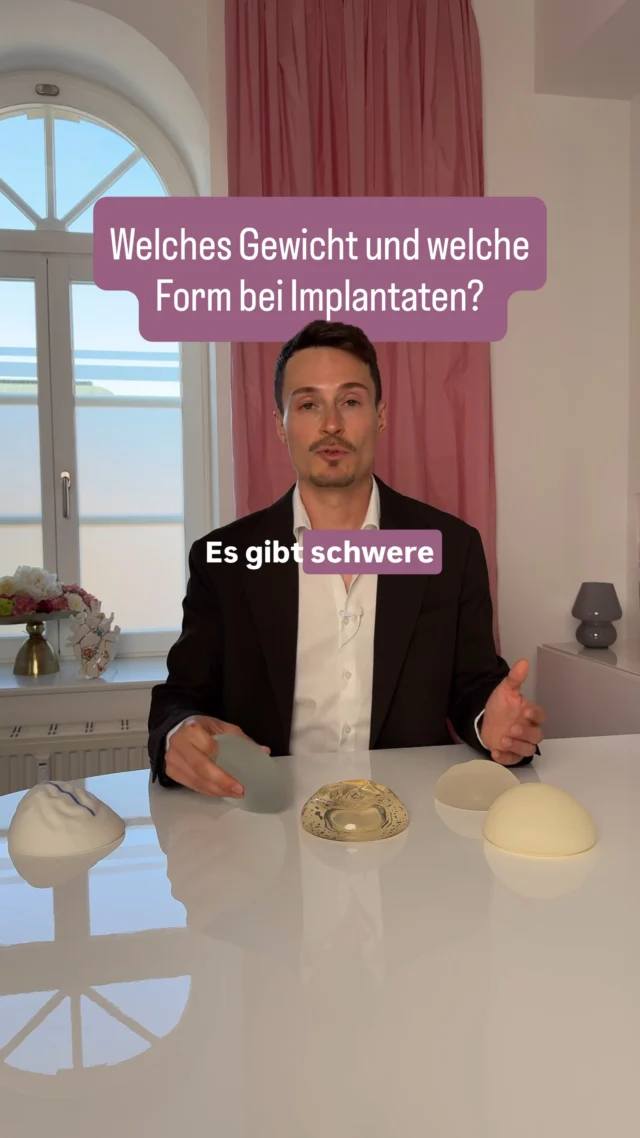 Implantat ist nicht gleich Implantat. 🤍

Bei der Planung einer Brustaugmentation spielen nicht nur Größe und Volumen eine Rolle – auch Form, Projektion und Gewicht des Implantats sind wichtige Faktoren.

Runde und anatomische Implantate unterscheiden sich dabei vor allem in ihrer Form und der Verteilung des Volumens:

Runde Implantate haben eine gleichmäßige Grundform. Abhängig von Projektion, Positionierung und dem vorhandenen Eigengewebe kann dadurch mehr Volumen im oberen Brustbereich liegen.

Anatomische Implantate sind tropfenförmig und im unteren Bereich stärker ausgeprägt. Dadurch ergibt sich eine andere Verteilung des Volumens innerhalb des Implantats.

Auch das Gewicht sollte bei der individuellen Planung berücksichtigt werden: Mit zunehmendem Implantatvolumen nimmt in der Regel auch das Gewicht des Implantats zu.

Welches Implantat geeignet ist, hängt deshalb von mehreren Faktoren ab – unter anderem von der individuellen Anatomie, dem vorhandenen Brustgewebe, der Haut- und Gewebesituation sowie den Maßen und Eigenschaften des Implantats.

💡 Gut zu wissen: Rund bedeutet nicht automatisch unnatürlich – und anatomisch nicht automatisch natürlicher. Entscheidend ist das Zusammenspiel aller Faktoren.

📩 Du möchtest mehr über die unterschiedlichen Formen und Gele von Brustimplantaten erfahren oder hast konkrete Fragen? Wir nehmen uns gerne Zeit für deine individuelle Beratung.