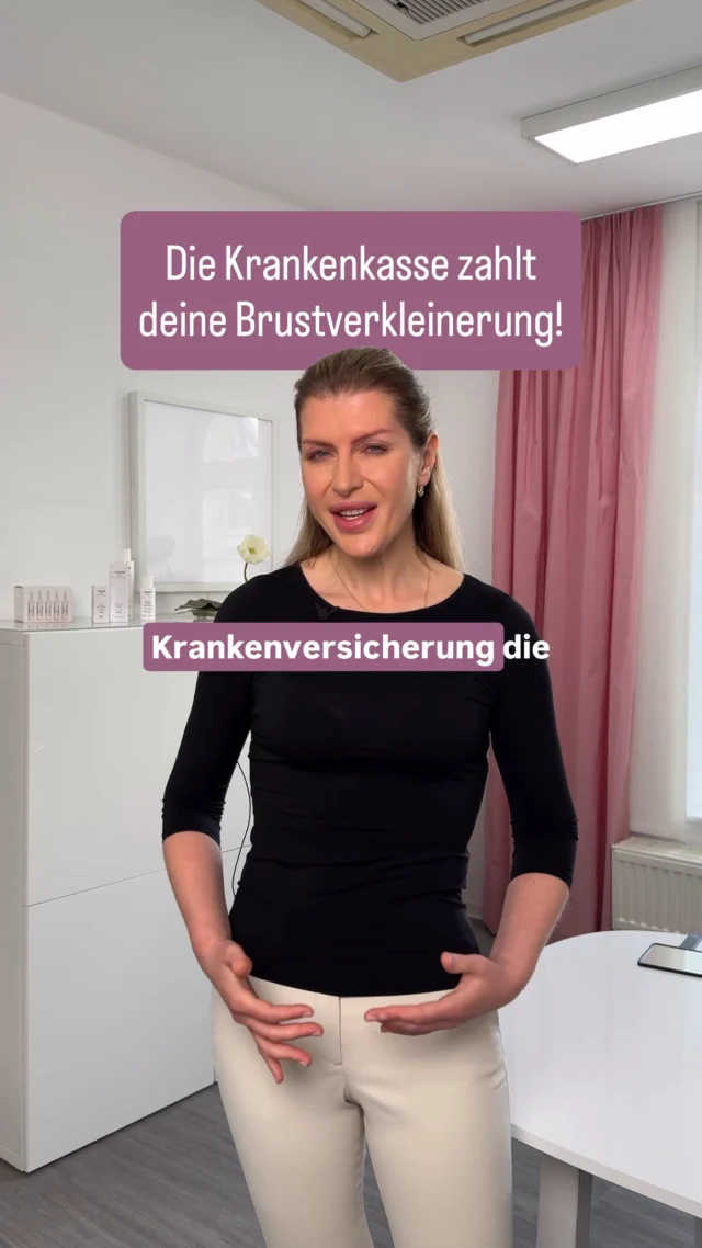 Ja, eine Kostenübernahme durch die private Krankenversicherung kann möglich sein, wenn eine medizinische Notwendigkeit nachweisbar ist. Entscheidend sind dabei nicht nur die Größe der Brust, sondern vor allem die gesundheitlichen Beschwerden.

Dazu können unter anderem gehören:

• wiederkehrende Hautprobleme und Entzündungen
• Ekzeme in der Unterbrustfalte
• Nackenverspannungen
• Verspannungen und Beschwerden im oberen Rückenbereich
• Druckstellen durch BH-Träger
• ein geschätztes Resektionsgewicht von mehr als 500 g pro Brust
• eine ausgeprägte Brustasymmetrie, z. B. bei unterschiedlich großen Brüsten
• ein Größenunterschied von mindestens einer Körbchengröße

Wichtig: Eine Kostenübernahme ist immer eine Einzelfallentscheidung der Krankenversicherung. Die genannten Punkte können die medizinische Begründung unterstützen, garantieren aber nicht automatisch eine Kostenübernahme.

Du möchtest wissen, ob deine Voraussetzungen für einen Antrag auf Kostenübernahme gegeben sein könnten? Speichere das Reel oder schreib uns deine Fragen in die Kommentare. 🤍

#schlossparkklinik #kostenübernahme #brustverkleinerung