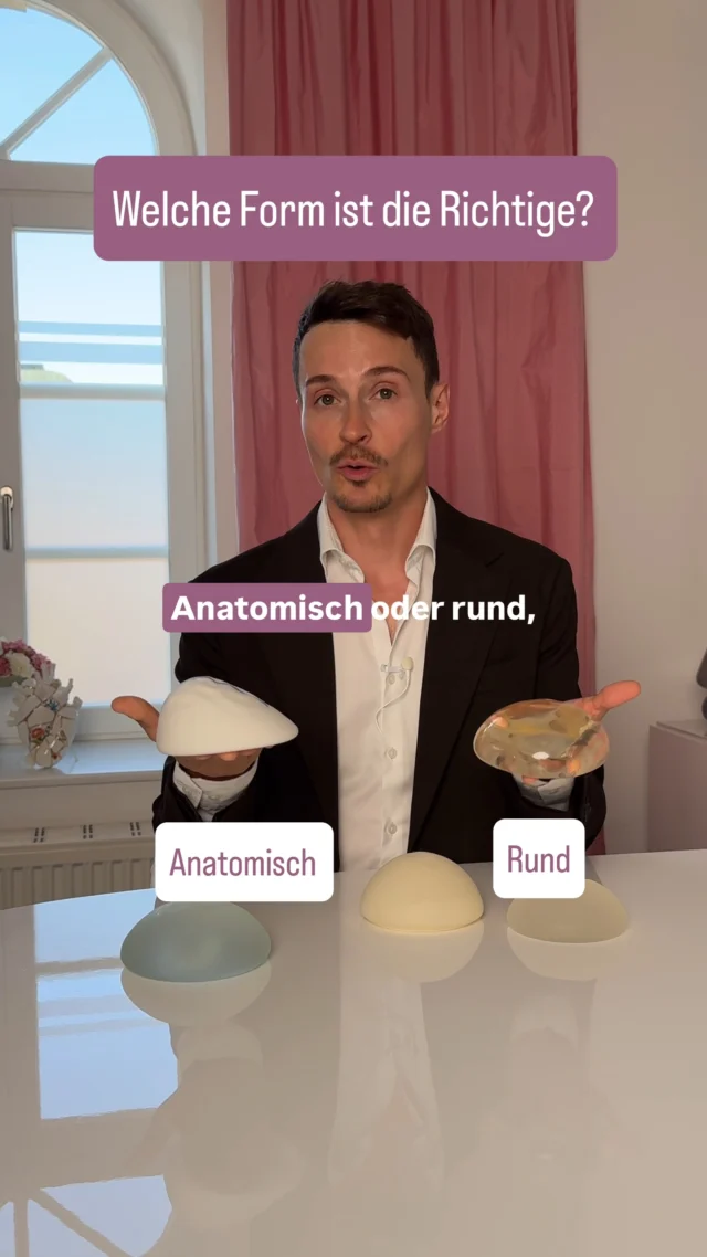 Runde oder anatomische Brustimplantate – was ist eigentlich der Unterschied? 🤔

Wer sich mit einer Brustvergrößerung beschäftigt, stößt früher oder später auf diese Frage.

Runde Implantate sind – wie der Name schon sagt – gleichmäßig geformt. Je nach Position und Ausgangssituation können sie der Brust mehr Fülle im oberen Bereich geben.

Anatomische Implantate sind tropfenförmig. Sie sind oben schmaler und werden nach unten hin breiter. Dadurch kann sich ihre Form stärker an der natürlichen Form der Brust orientieren.

Aber: Rund bedeutet nicht automatisch unnatürlich. Und anatomisch bedeutet nicht automatisch natürlicher.

Wie ein Implantat später wirkt, hängt von vielen Faktoren ab: von der eigenen Brustform, der vorhandenen Gewebemenge, der Breite des Brustkorbs, der Implantatgröße und -projektion, der Position des Implantats und natürlich auch davon, welches Ergebnis du dir wünschst.

Genau deshalb lässt sich die Frage „rund oder anatomisch?“ nicht pauschal beantworten.

Bei der Wahl des Implantats geht es nicht darum, welches Implantat grundsätzlich besser ist – sondern darum, welche Form und Größe zu deiner individuellen Anatomie und deinen Vorstellungen passen können.

Im Reel zeigen wir dir die Unterschiede und worauf es bei der Entscheidung ankommt. 👇

Rund oder anatomisch – welche Variante gefällt dir auf den ersten Blick besser?

#schlossparkklinik #ludwigsburg #brustvergrößerung #brustimplantate