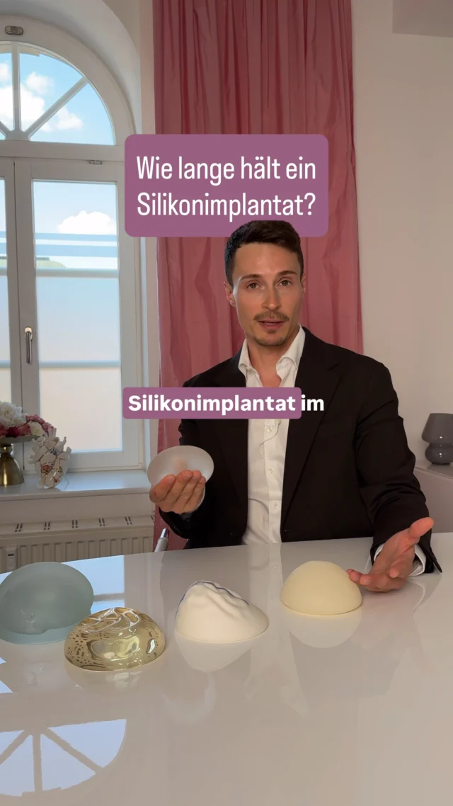 Wie lange hält ein Silikonimplantat eigentlich? 🤔

Dr. Christian Beescho hatte tatsächlich schon eine Patientin, deren Brustimplantate 1975 eingesetzt wurden – und bis heute unauffällig sind. 😳

Das zeigt ganz gut: Eine feste Haltbarkeit von beispielsweise 10 oder 15 Jahren gibt es bei Silikonimplantaten nicht.

Solange ein Implantat keine Probleme verursacht und bei den Kontrollen unauffällig ist, besteht nicht automatisch ein Grund, es nach einer bestimmten Zeit auszutauschen.

Natürlich können im Laufe der Jahre Veränderungen auftreten – zum Beispiel eine Implantatruptur, eine Kapselfibrose oder Veränderungen des Brustgewebes. Dann sollte genauer untersucht und gemeinsam besprochen werden, ob ein Implantatwechsel sinnvoll ist. 

👉 Deshalb geht es nicht allein darum, wie viele Jahre ein Implantat bereits im Körper ist, sondern vor allem darum, wie es ihm geht und ob es Auffälligkeiten gibt.

Im Reel erzählt Dr. Christian Beescho mehr dazu und beantwortet die Frage, die sich viele Patientinnen stellen: Muss ein Silikonimplantat irgendwann automatisch ausgetauscht werden?

Was denkst du: Hättest du erwartet, dass Implantate so lange unauffällig bleiben können? 👇

#schlossparkklinik #implantate #medizinwissen