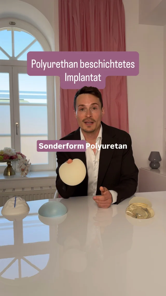 Warum bleiben manche Brustimplantate besonders stabil an ihrer Position? 🤔

Bei Brustimplantaten spielt nicht nur die Form oder Größe eine Rolle, sondern auch die Oberfläche des Implantats.

Eine besondere Variante sind polyurethanbeschichtete Silikonimplantate. Die spezielle Oberfläche kann dazu beitragen, dass sich das Implantat stärker mit dem umliegenden Gewebe verbindet und dadurch stabiler an seiner vorgesehenen Position bleibt.

Das kann insbesondere dann interessant sein, wenn es darum geht, ein Verrutschen oder Verdrehen des Implantats möglichst zu vermeiden.

Ein weiterer Aspekt: Polyurethanbeschichtete Implantate werden mit einem geringeren Risiko für bestimmte Formen der Kapselfibrose in Verbindung gebracht.

Natürlich ist die Implantatwahl immer individuell. Anatomie, vorhandenes Gewebe, Implantatlage und das gewünschte Ergebnis spielen bei der Planung eine wichtige Rolle.

👨‍⚕️ Dr. Christian Beescho erklärt im Reel, was Polyurethanbeschichtungen so besonders macht und warum diese Implantate für bestimmte Patientinnen interessant sein können.

Hast du schon einmal von Polyurethanimplantaten gehört? 👇

#schlossparkKlinik #ludwigsburg #brustimplantate #silikonimplantate #polyurethan