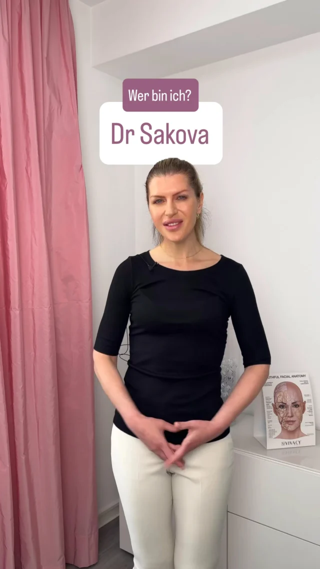 Wer steckt eigentlich hinter der Behandlung? 👩‍⚕️

Heute möchten wir dir MUDr. Petronela Sakova vorstellen – Oberärztin und Fachärztin für Plastische und Ästhetische Chirurgie an der Schlosspark Klinik Ludwigsburg.

Ihr fachlicher Hintergrund ist besonders breit: Neben der Plastischen und Ästhetischen Chirurgie ist sie auch Fachärztin für Allgemeinchirurgie und Fachärztin für Viszeralchirurgie mit der Zusatzbezeichnung Spezielle Viszeralchirurgie. Außerdem verfügt sie über die Zusatzbezeichnung Ernährungsmedizin.

Zu ihren Schwerpunkten gehören unter anderem:

✨ Facelift und Halsstraffung
✨ Brustchirurgie und hybride Brustvergrößerungen
✨ Bauchdecken-, Oberarm- und Oberschenkelstraffungen
✨ Körperstraffungen nach deutlichem Gewichtsverlust

Gerade bei Eingriffen nach größerer Gewichtsabnahme bringt sie umfangreiche chirurgische Erfahrung mit. Hier treffen plastisch-chirurgische Präzision und ihr Wissen aus der Allgemein- und Viszeralchirurgie aufeinander.

Was ihr in der Behandlung besonders wichtig ist? Eine präzise Planung, moderne chirurgische Techniken und eine persönliche, einfühlsame Betreuung. Auf Sicherheit legen wir großen Wer. Dazu gehört auch, ehrlich zu sein: Ein gewisses Restrisiko bleibt bei jedem Eingriff bestehen. Deshalb nimmt sich MUDr. Sakova für die Aufklärung so viel Zeit, wie du brauchst.

Denn hinter jeder Behandlung steht nicht nur ein medizinischer Eingriff, sondern vor allem ein Mensch mit individuellen Wünschen, Fragen und Erwartungen.

🎬 Im Reel lernst du MUDr. Sakova persönlich kennen.

#SchlossparkKlinik #Ludwigsburg